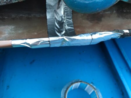 防水アルミテープで雨どいを修理した写真
