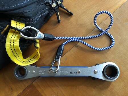 安全ロープで繋いだ工具写真
